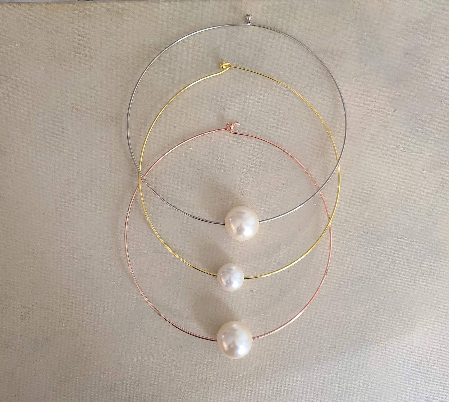 Large pearl and gold wire choker, single pearl necklace, trending jewelry, pearl choker, statement necklace, pearl pendant metal choker