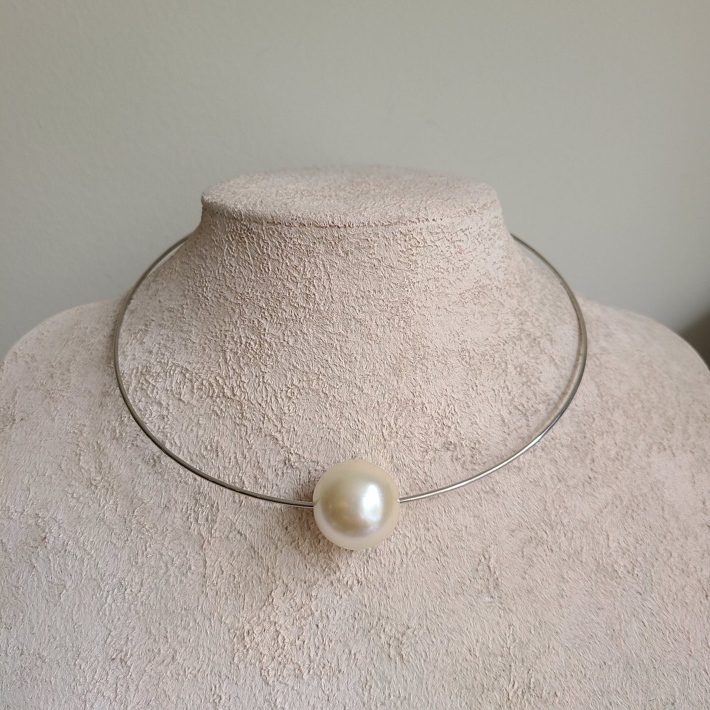 Large pearl and gold wire choker, single pearl necklace, trending jewelry, pearl choker, statement necklace, pearl pendant metal choker