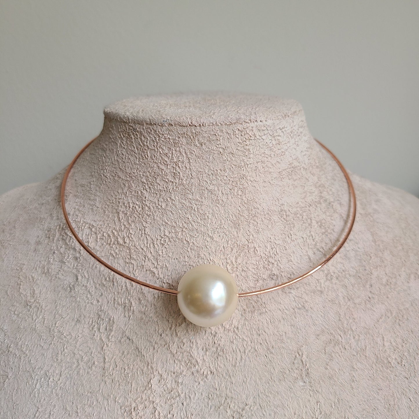 Large pearl and gold wire choker, single pearl necklace, trending jewelry, pearl choker, statement necklace, pearl pendant metal choker