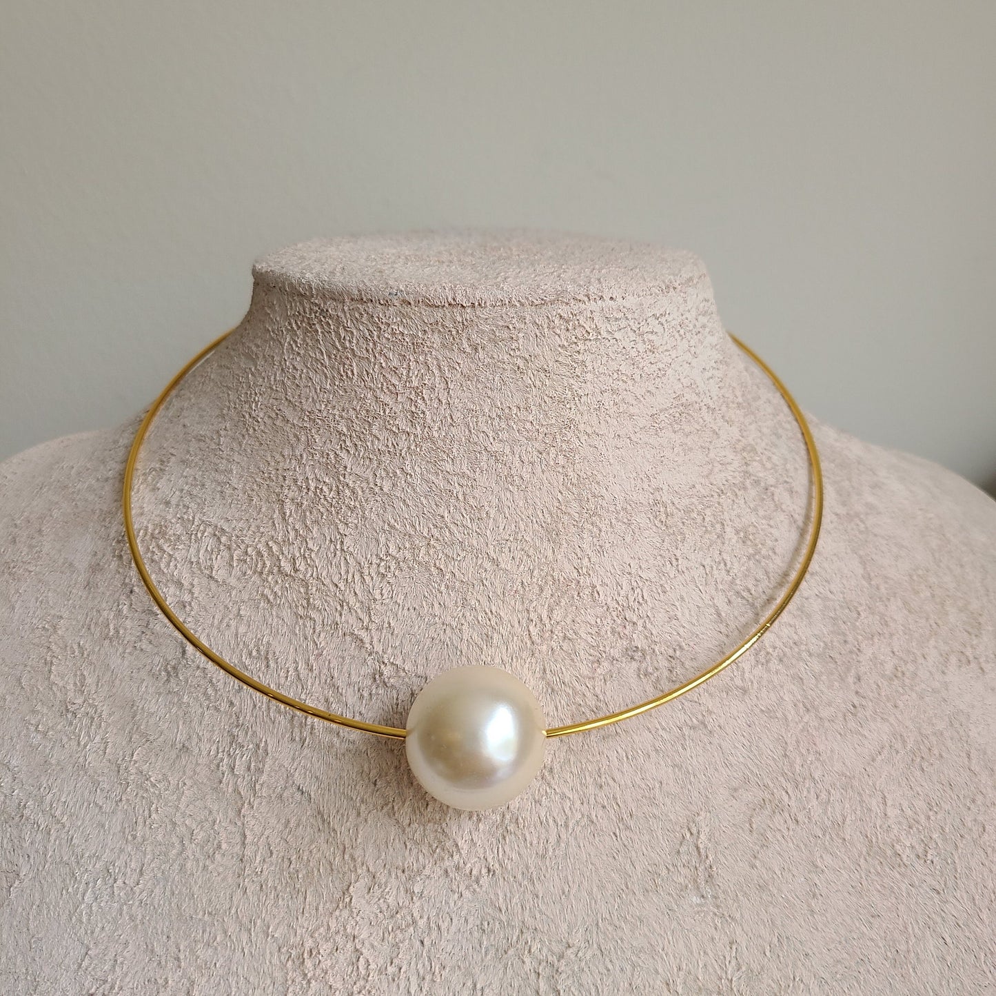 Large pearl and gold wire choker, single pearl necklace, trending jewelry, pearl choker, statement necklace, pearl pendant metal choker